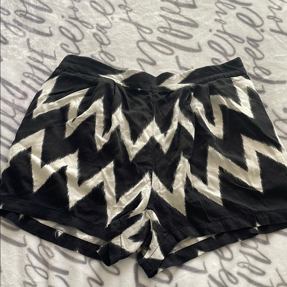 Black and White Zigzag Women's Shorts